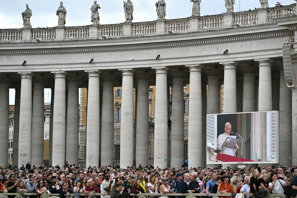 Các tín đồ lắng nghe bài giảng của Giáo hoàng Leo XIV tại Quảng trường Thánh Peter sáng 18/10. Ảnh: AFP