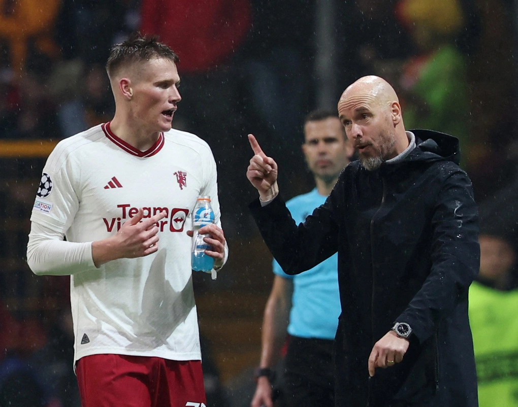 Tiền vệ Scott McTominay chia vui với HLV Erik ten Hag sau khi ghi bàn thứ ba cho Man Utd trong trận hòa chủ nhà Galatasaray ở lượt năm bảng A Champions League ngày 29/11. Ảnh: Reuters