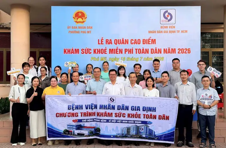 Bệnh viện Nhân dân Gia Định đã ký kết hợp đồng và chính thức ra quân khám sức khỏe người dân phường Phú Mỹ - Ảnh: SỞ Y TẾ TP.HCM CUNG CẤP