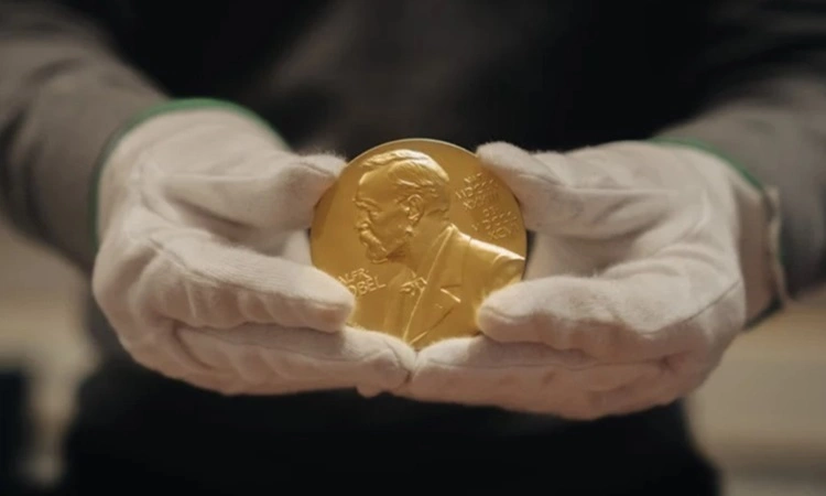 Huy chương Nobel chạm hình chân dung nhà sáng lập Alfred Nobel ở mặt trước. Ảnh: Nobel Prize