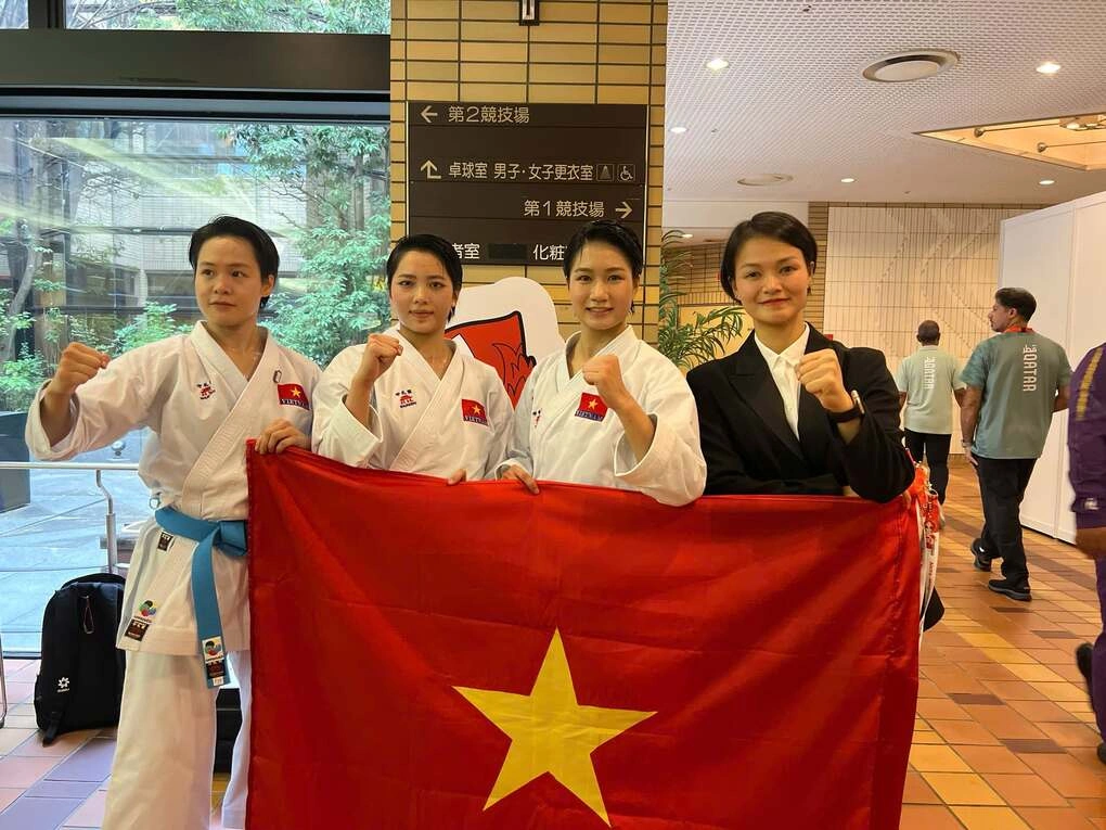 Các võ sĩ của Việt Nam ăn mừng HC vàng nội dung Kata tại Nhà thi đấu Toyohashi Gymnasium, Nagoya, Nhật Bản, chiều 22/9. Từ trái sang lần lượt là Nguyễn Ngọc Trâm, Hoàng Thị Thu Uyên và Bùi Ngọc Nhi. Ảnh: Quý Lượng