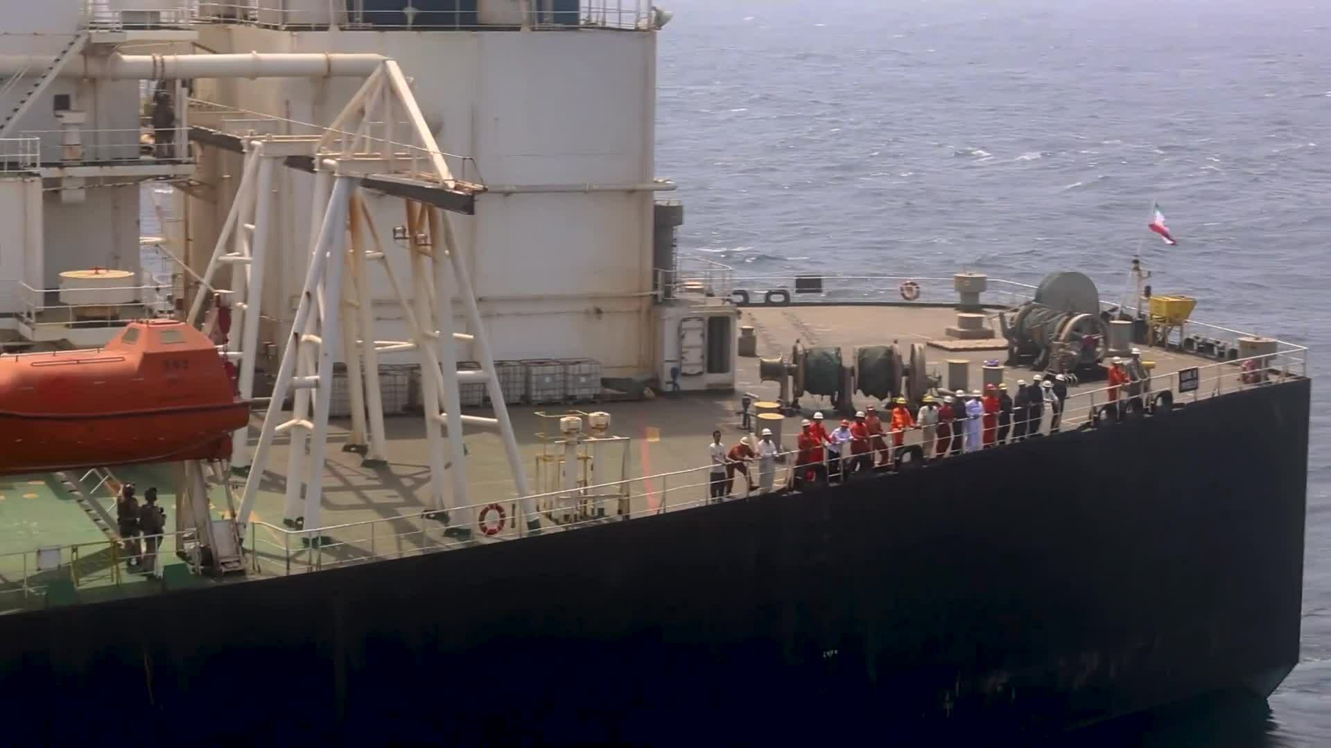 Lính thủy đánh bộ Mỹ đổ bộ xuống tàu chở dầu ở vịnh Oman ngày 16/7. Video: CENTCOM