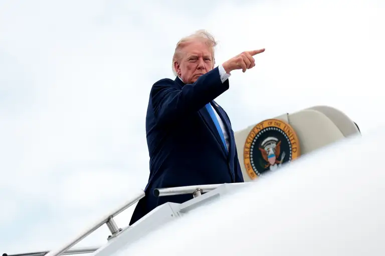 Tổng thống Mỹ Donald Trump lên chuyên cơ Air Force One tại sân bay Morristown, bang New Jersey, Mỹ ngày 2-8-2026 - Ảnh: AFP