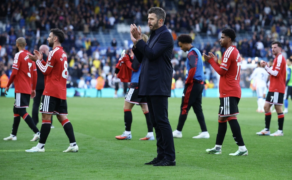 HLV Michael Carrick (áo đen) vỗ tay tri ân người hâm mộ sau trận Man Utd hòa ở vòng bảy Ngoại hạng Anh tại sân Elland Road, Leeds, Anh ngày 18/10/2026. Ảnh: Reuters