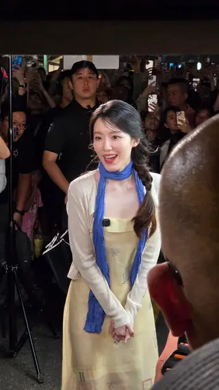 Mỹ nữ đứng ăn giữa đường khiến cả triệu người xao xuyến, biết mặt mộc mới bất ngờ