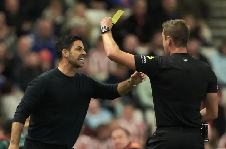 Mikel Arteta ở khu kỹ thuật phải nhận thẻ vàng sau khi phản ứng với quyết định của trọng tài trong trận Sunderland – Arsenal trên sân Ánh Sáng, Sunderland, Anh ngày 12/9/2026. Ảnh: AP