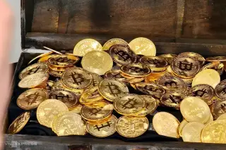 Đồng tiền vàng mang biểu tượng Bitcoin. Ảnh: Trọng Đạt