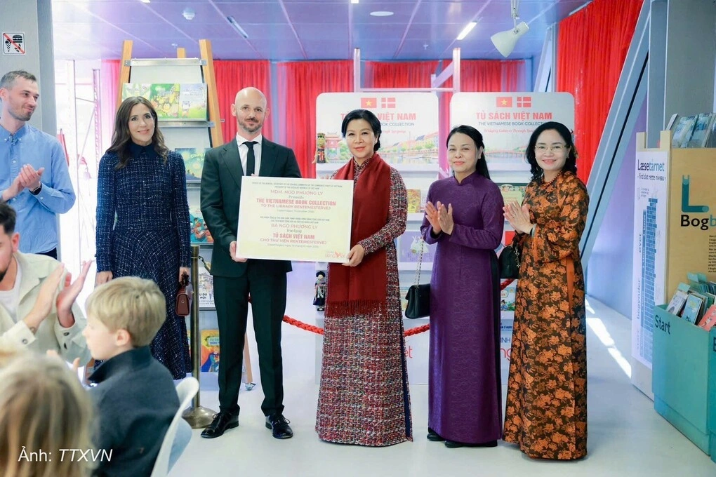 Phu nhân Tổng Bí thư, Chủ tịch nước trao tặng "Tủ sách Việt Nam" cho thư viện tại Copenhagen, Đan Mạch ngày 19/10. Ảnh: TTXVN