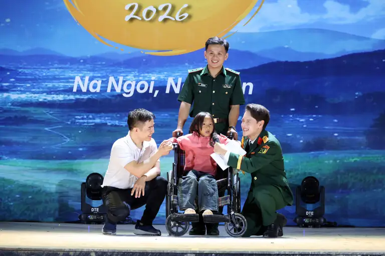 Em Lầu Y Ồng có hoàn cảnh đặc biệt khó khăn sẽ được Tổ chức Helping Việt Nam Children tặng gói phẫu thuật miễn phí - Ảnh: BTC