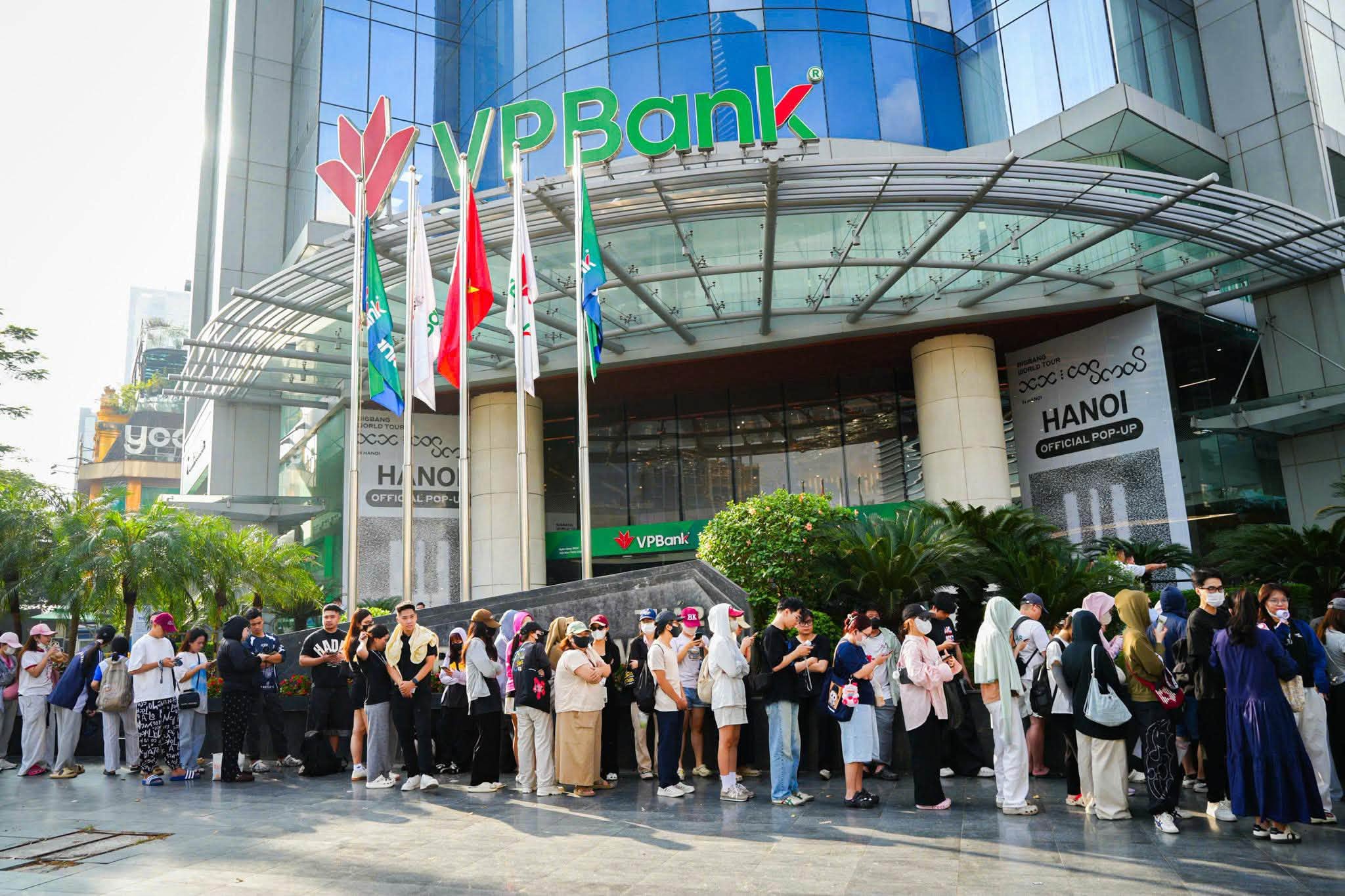 Hàng nghìn người hâm mộ đứng trước VPBank Flagship chờ giờ mở bán merchandise.