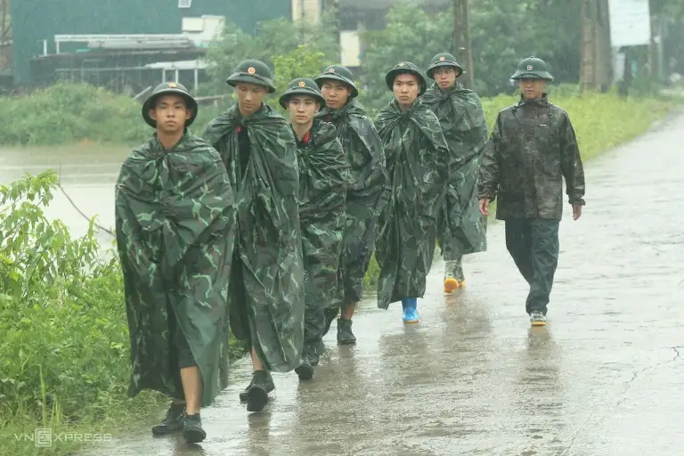Bộ đội vào khu dân cư ở xã Xuân Mai hỗ trợ người dân di tản đồ đạc. Ảnh: Gia Chính