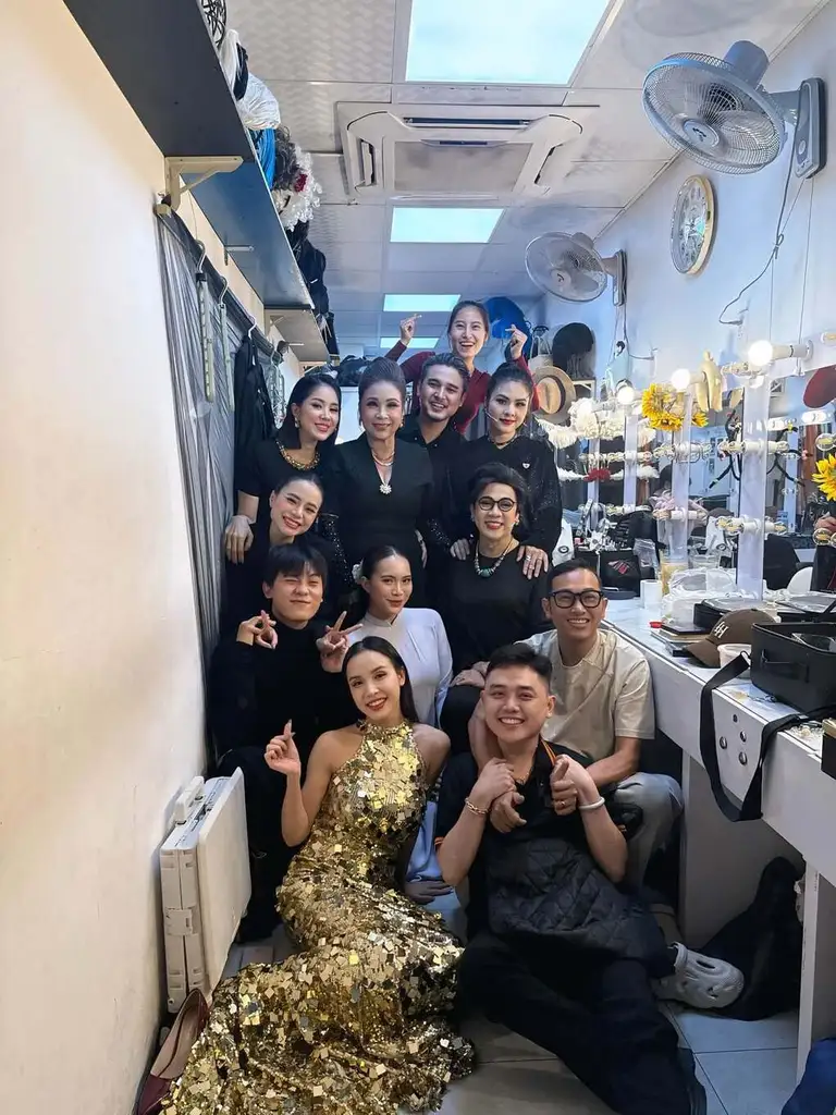 Các nghệ sĩ sân khấu Thiên Đăng chụp ảnh lưu niệm trong suất cuối của vở "Cô giáo Duyên", tối 9/7. Ảnh: Nhân vật cung cấp