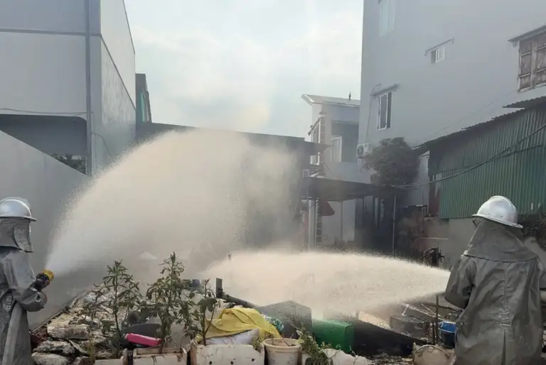 Lực lượng chức năng xử lý tại khu vực rò rỉ hóa chất ở Thượng Phúc hôm 19/10 - nơi khiến 40 người ngộ độc. Ảnh: Tiến Thành