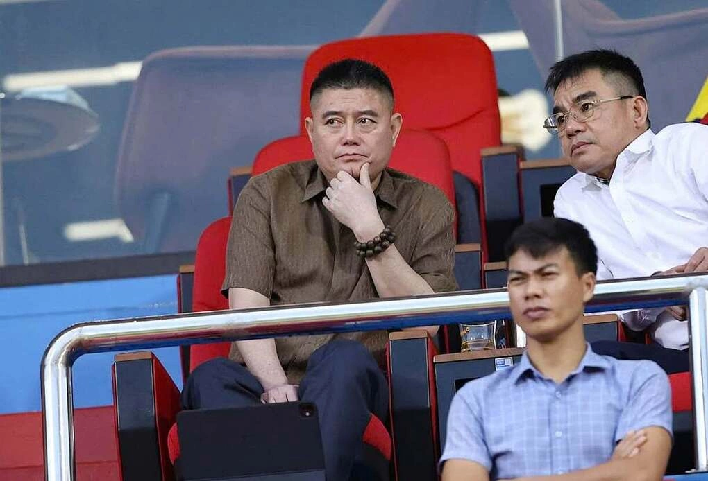 Ông bầu Nguyễn Đức Thụy (trái) theo dõi trận Ninh Bình thắng Thanh Hóa 2-1 ở vòng 2 V-League 2026-2027, trên sân Ninh Bình ngày 11/9/2026. Ảnh: Ninh Bình FC