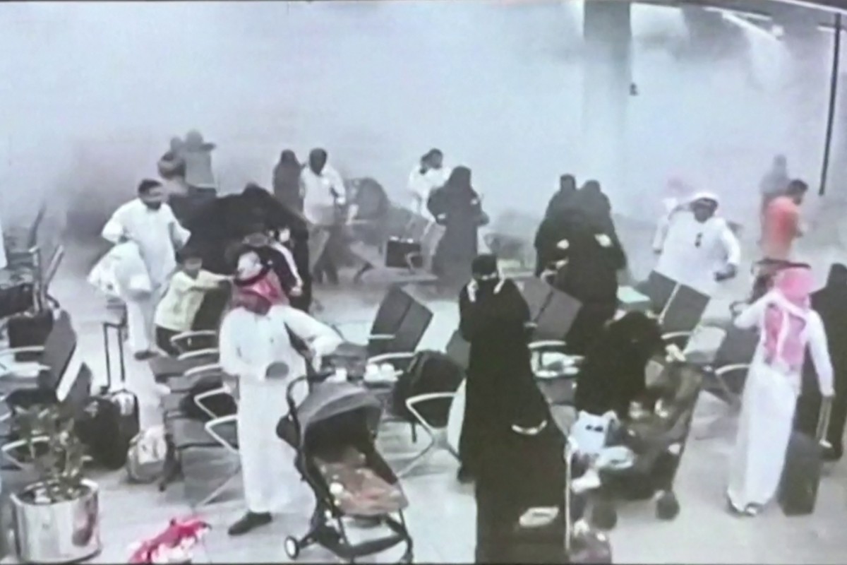 Video từ camera giám sát được phát trên màn hình trong cuộc họp báo của liên quân do Saudi Arabia dẫn đầu tại Riyadh ngày 15-10-2026, cho thấy vụ tấn công mà liên quân cáo buộc do Houthi thực hiện nhằm vào sân bay quốc tế Abha ở thành phố Abha của Saudi Arabia vào ngày 7-10-2026 - Ảnh: AFP