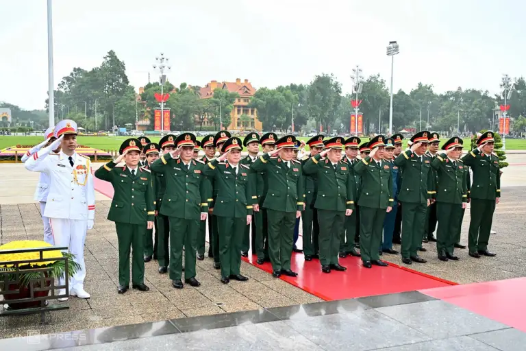 Đoàn đại biểu Quân ủy Trung ương - Bộ Quốc phòng vào Lăng viếng Chủ tịch Hồ Chí Minh, sáng 28/8. Ảnh: Giang Huy