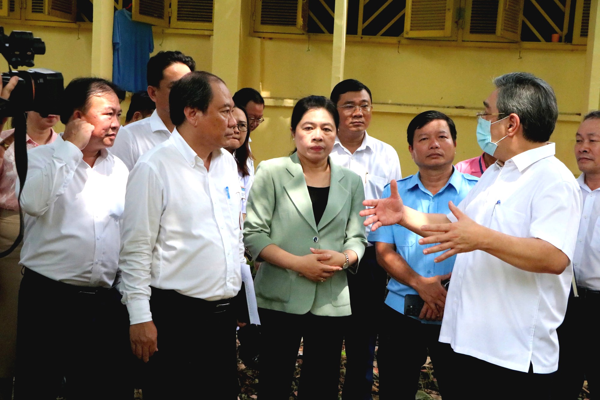 Ủy viên Trung ương Đảng, Phó bí thư Thành ủy TP.HCM, Chủ tịch Ủy ban MTTQ Việt Nam TP.HCM Nguyễn Phước Lộc khảo sát tại khu đất 37 Phú Châu được đề xuất để xây Bệnh viện Đa khoa Thủ Đức - Ảnh: THU HIẾN
