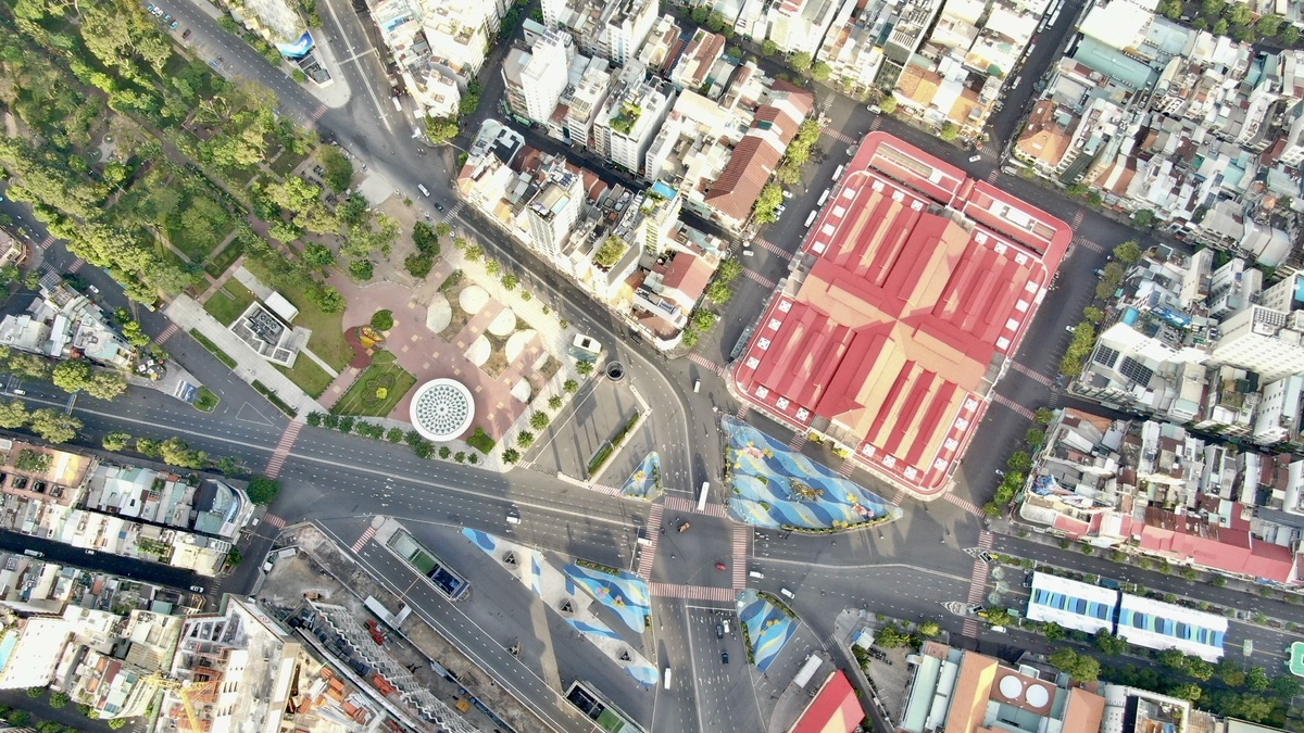 Rào chắn một phần khu vực ga Bến Thành để thi công metro số 2