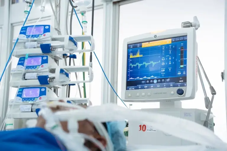 Bệnh nhân nam 43 tuổi điều trị tại Khoa Hồi sức tích cực khu B, Bệnh viện Chợ Rẫy. Ảnh: Bệnh viện cung cấp