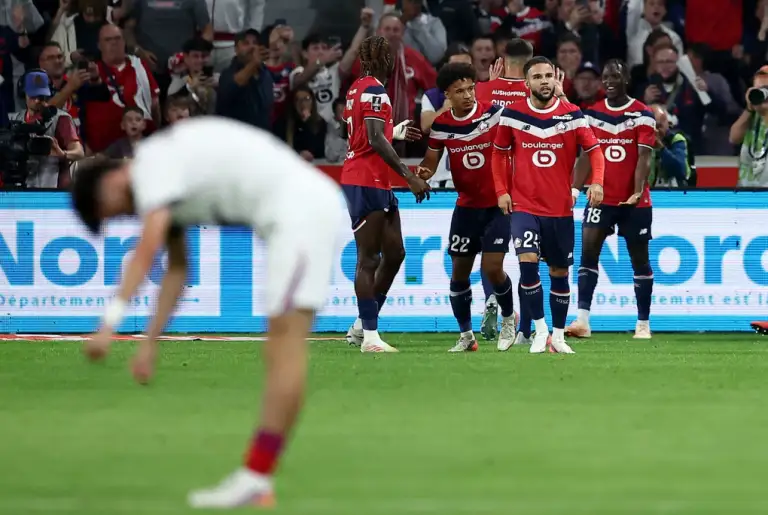 Các cầu thủ Lille (phía xa) ăn mừng trong trận Lille hòa PSG 2-2 trên sân Pierre Mauroy, Lille, Pháp ngày 28/9/2026. Ảnh: Reuters