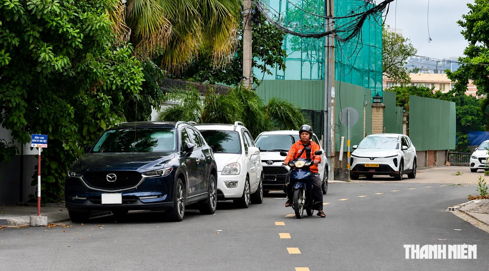Dù chỉ dừng ô tô vài phút để đón người, tài xế vẫn phải tuân thủ quy định về vị trí lái và không được tùy tiện tắt máy