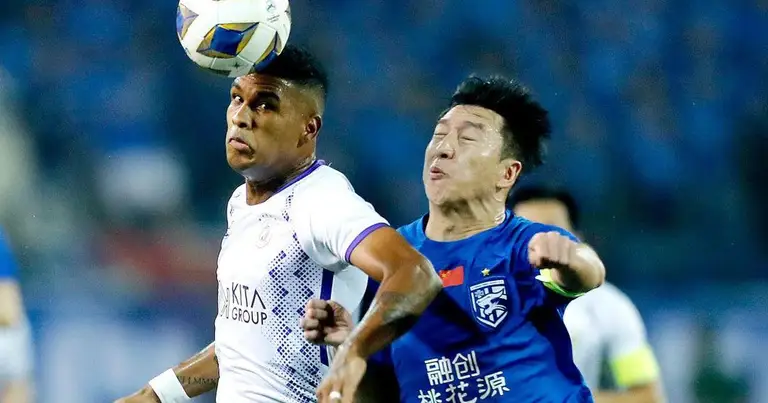 Biểu tượng bóng đá Trung Quốc sụp đổ khó tin