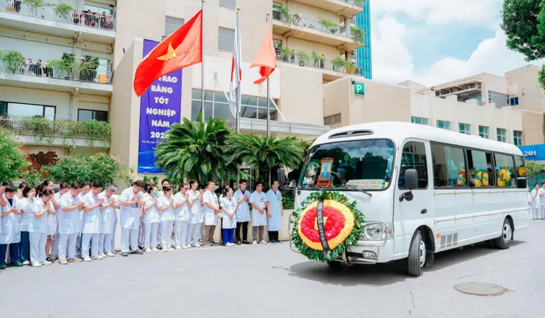 Các y bác sĩ Bệnh viện Bạch Mai tiễn biệt giáo sư Vũ Văn Đính - Ảnh: BVCC