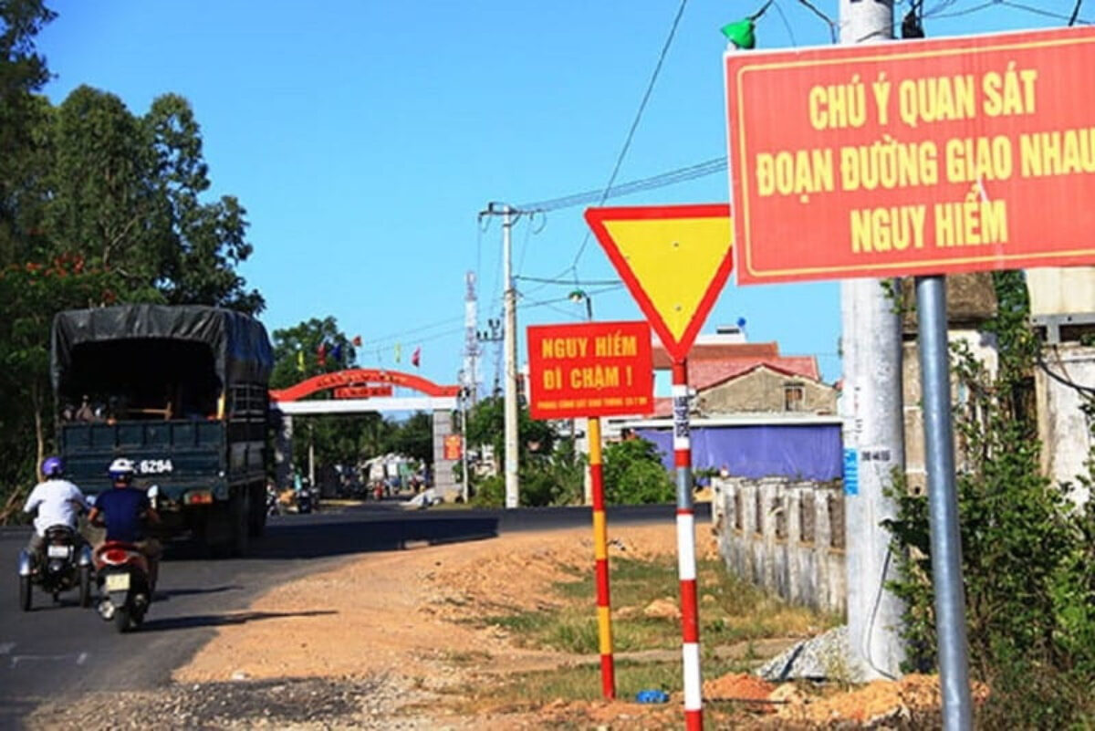 Biển W.208 được đặt để cảnh báo phía trước có giao nhau với đường ưu tiên