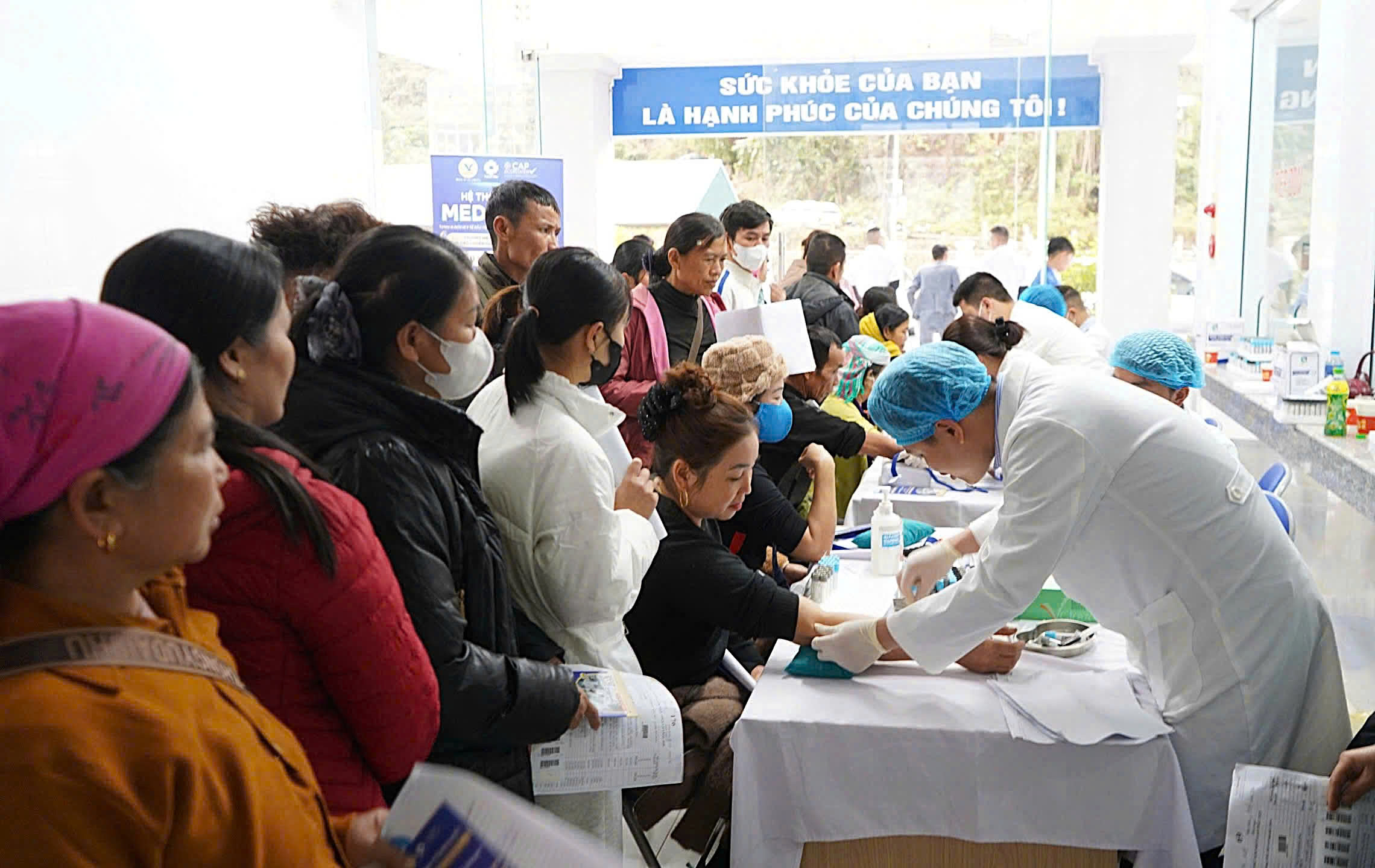 Khám bệnh, tư vấn sức khỏe và cấp phát thuốc miễn phí - Ảnh: N.M.