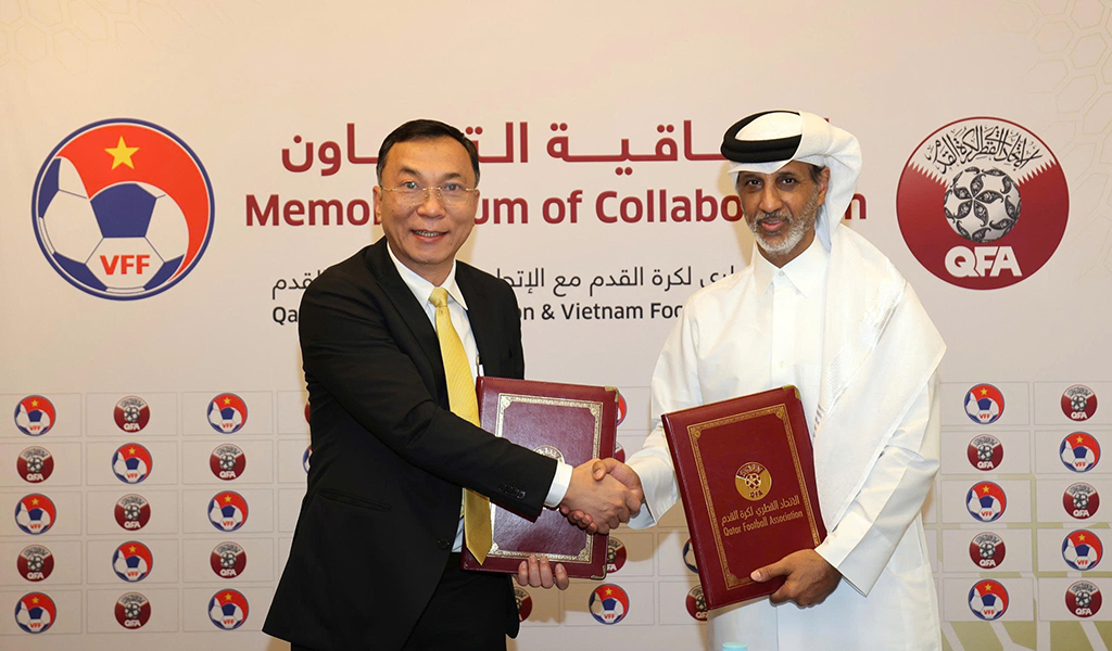 Chủ tịch VFF Trần Quốc Tuấn ký kết hợp tác cùng Chủ tịch Liên đoàn Bóng đá Qatar