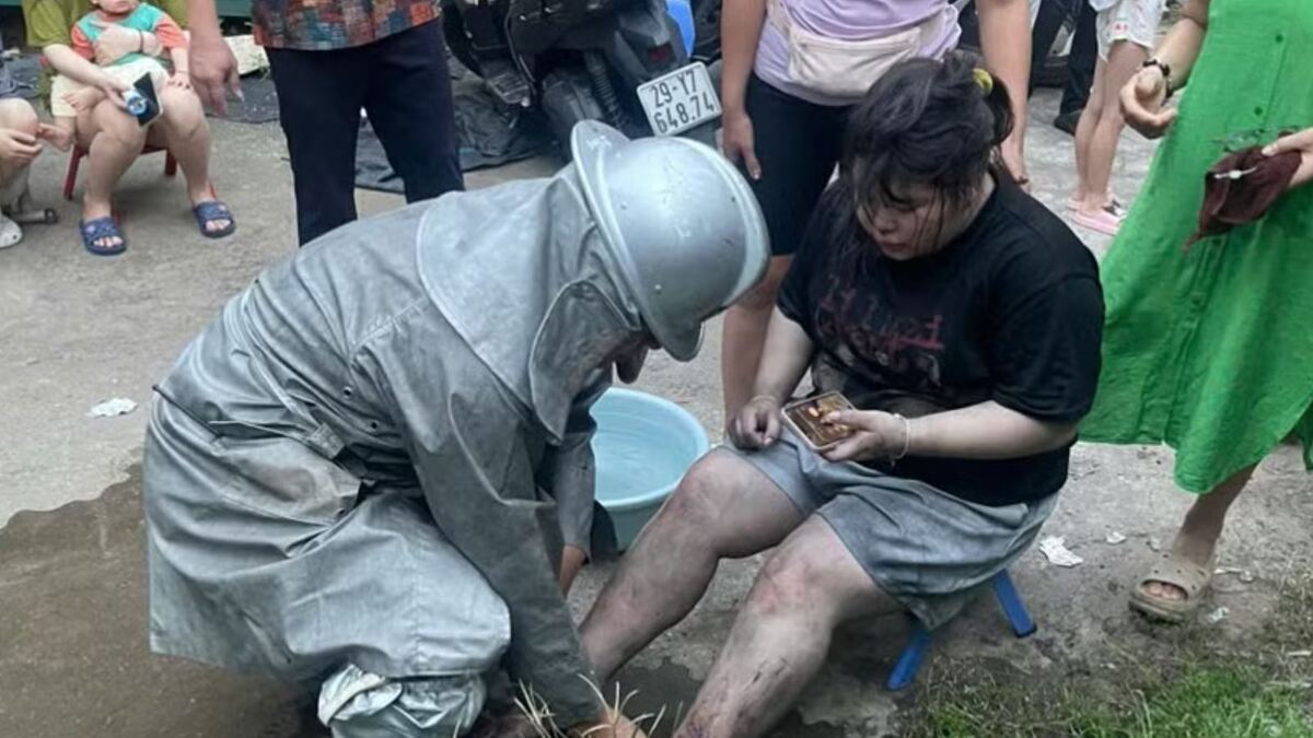 Cháy nhà ở Hà Nội, hai người được giải cứu