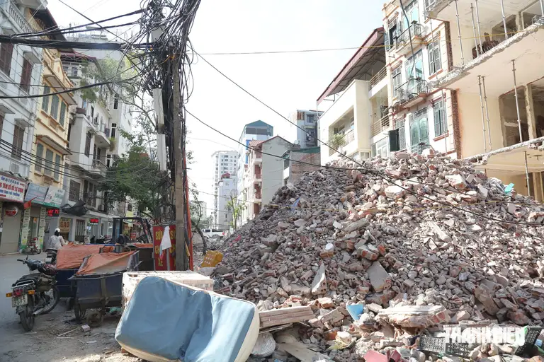 Rác thải xây dựng cùng rác sinh hoạt ngổn ngang ở ngõ 381 đường Nguyễn Khang, P.Cầu Giấy