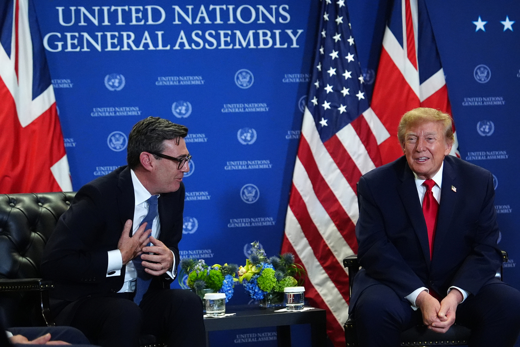 Thủ tướng Anh Andy Burnham gặp Tổng thống Mỹ Donald Trump tại New York ngày 22/9. Ảnh: AP
