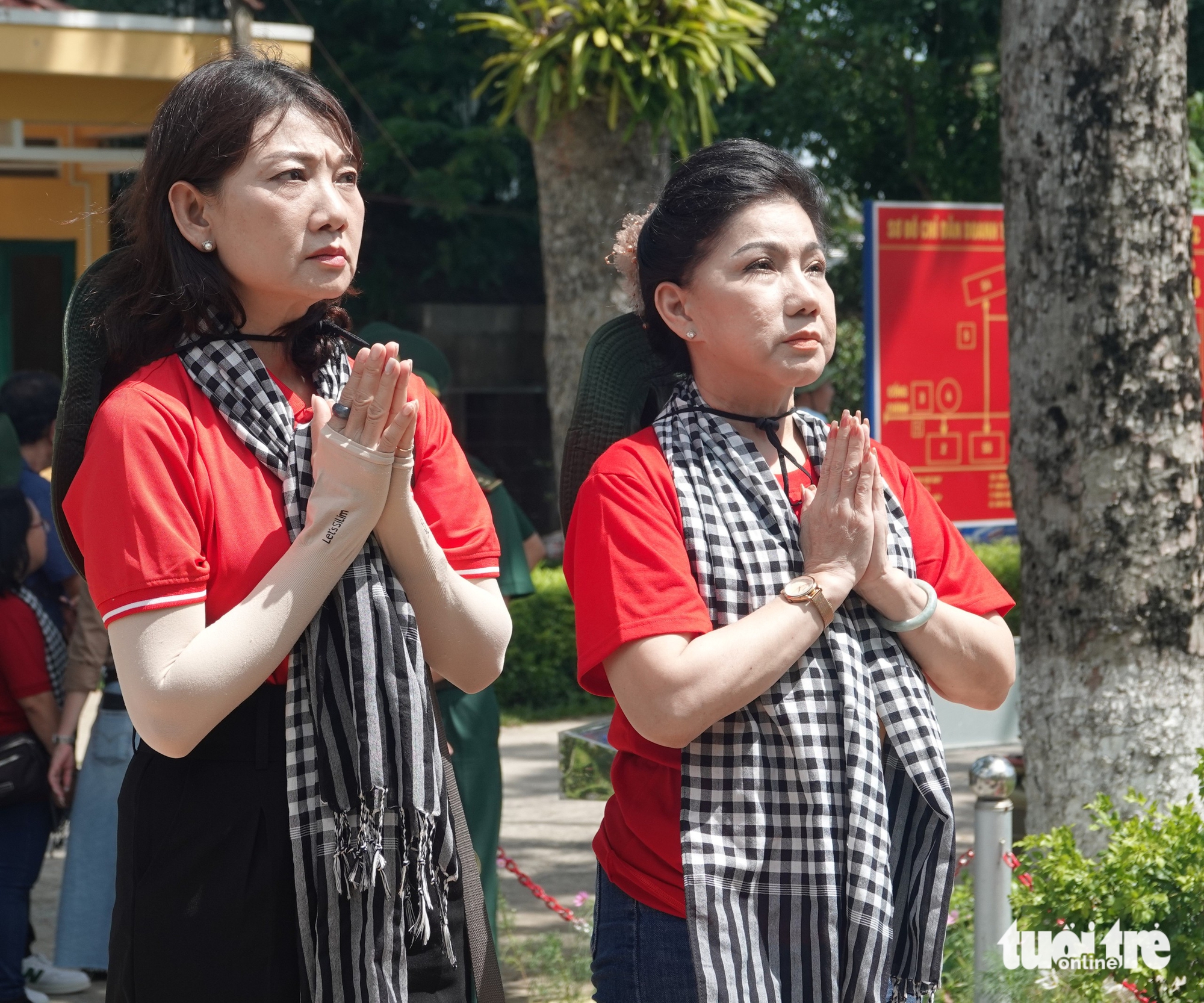 Nghệ sĩ Phượng Loan (phải) và Mỹ Uyên tưởng nhớ các chiến sĩ tại Bia tưởng niệm liệt sĩ bộ đội biên phòng hy sinh trong chiến tranh biên giới Tây Nam - Ảnh: LINH ĐOAN