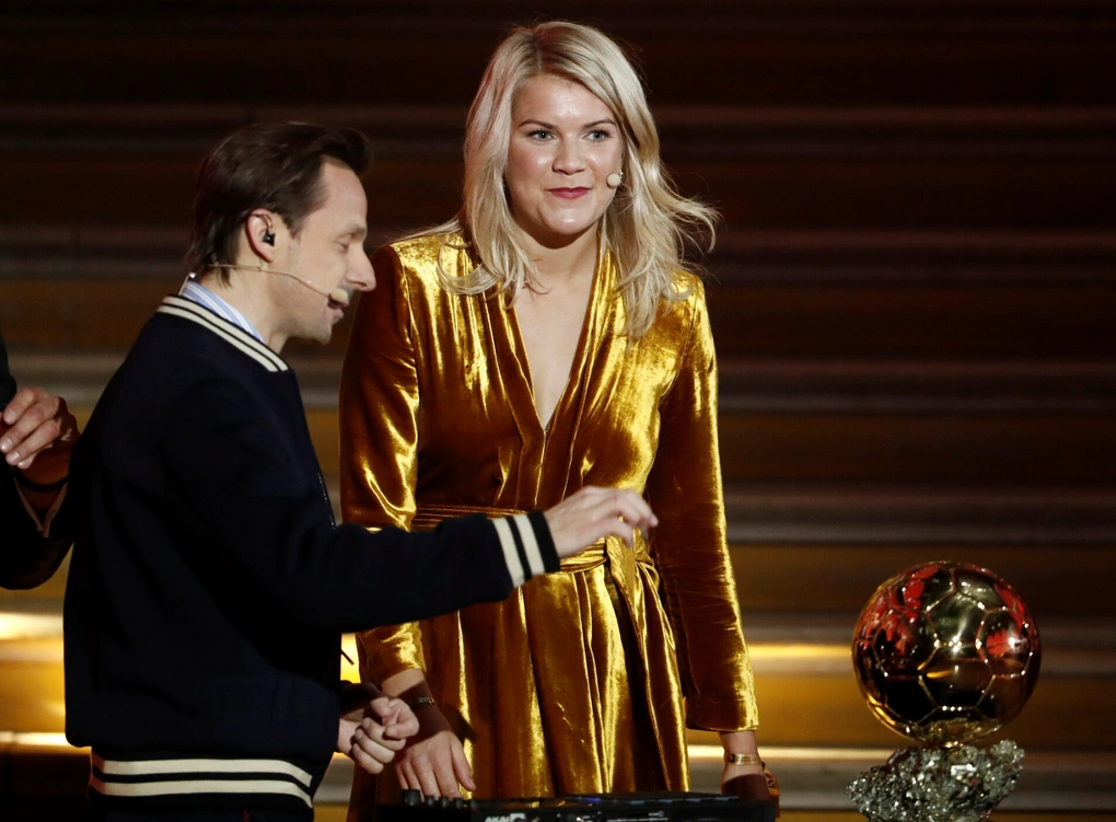 DJ Martin Solveig (trái) và Ada Hegerberg trên sân khấu lễ trao giải Quả Bóng Vàng nữ 2018 ở Grand Palais, Paris, Pháp ngày 3/12/2018. Ảnh: Reuters