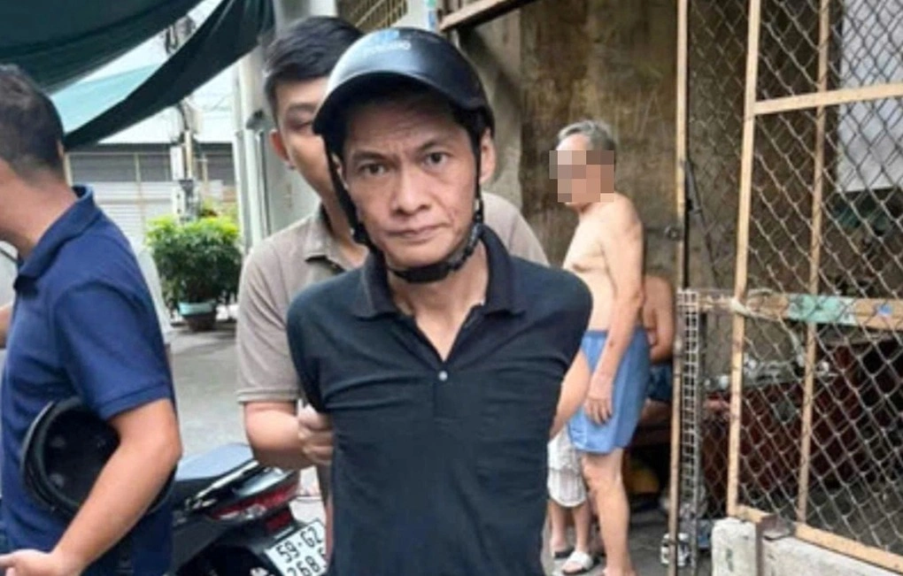 Cảnh sát bắt Vương Vĩnh An do hành vi cầm vật giống súng xông vào cửa hàng tiện lợi ở phường Bình Thới, đe dọa nhân viên để cướp tiền, hôm 12/5. Ảnh: Công an TP HCM
