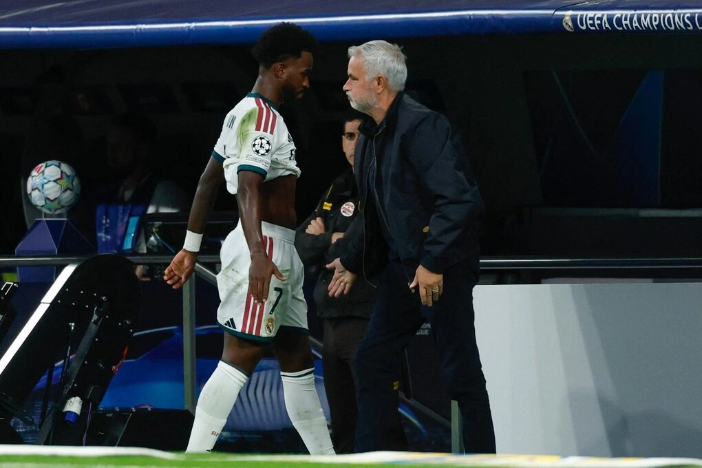 HLV Jose Mourinho (phải) đập tay với Vinicius trong trận Real thắng Leipzig 4-1 ở vòng phân hạng Champions League tại Madrid, Tây Ban Nha tối 21/10. Ảnh: AFP