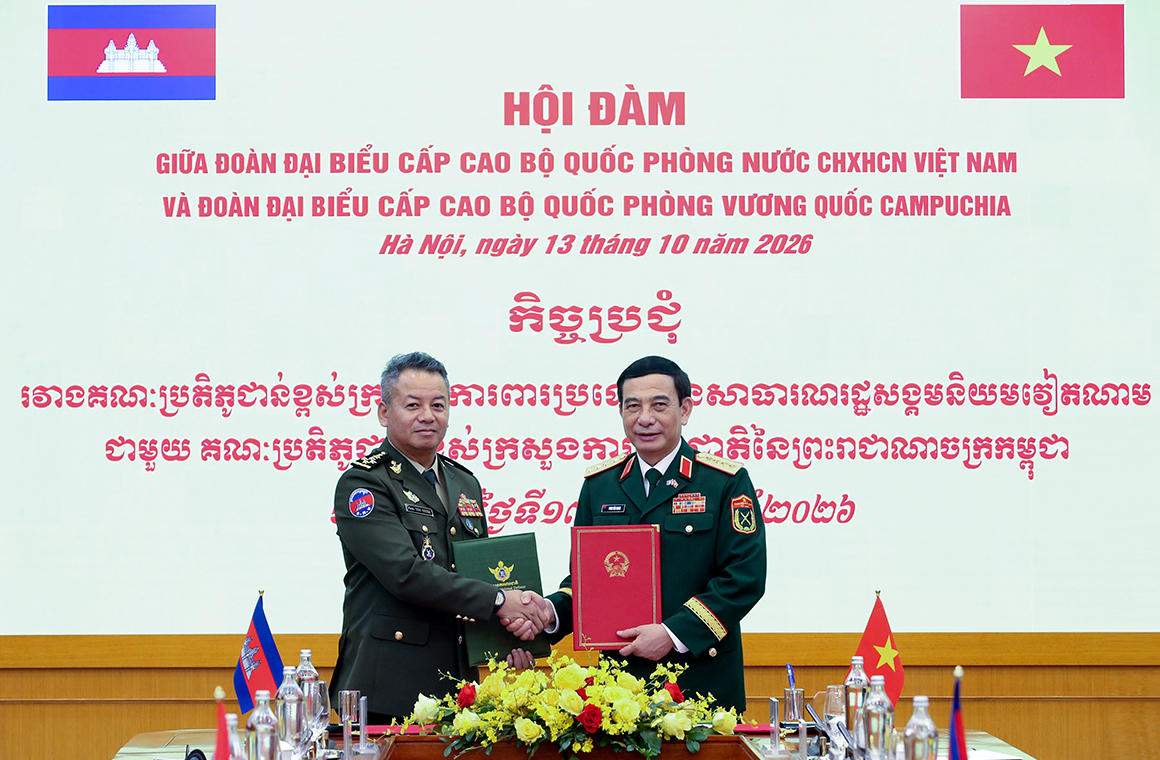 Đại tướng Phan Văn Giang và đại tướng Tea Seiha trao đổi biên bản ký kết