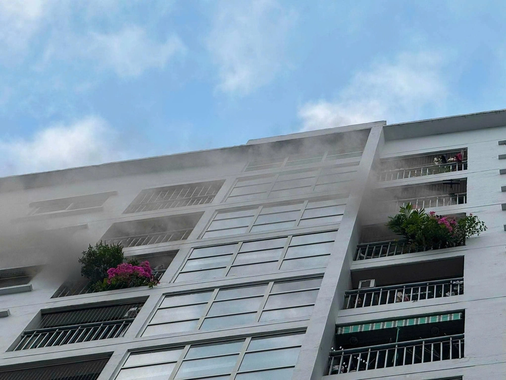 Khói bốc ra từ đám cháy. Ảnh: Phùng Anh