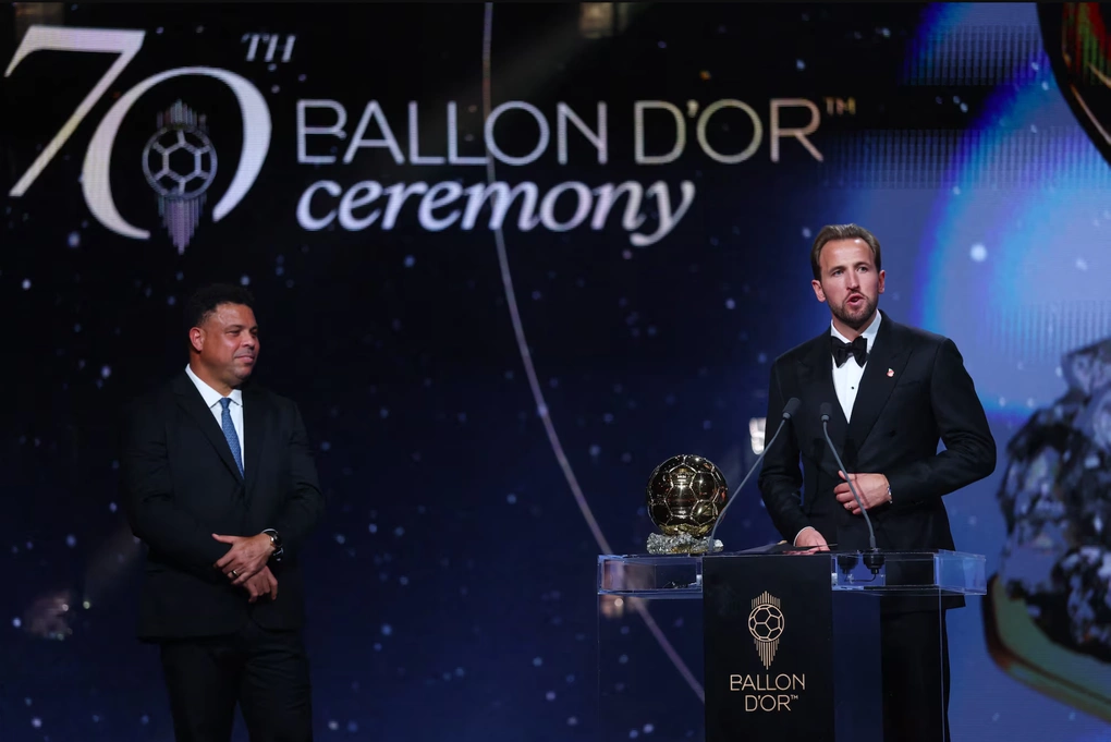 Harry Kane (phải) phát biểu khi nhận giải thưởng Quả Bóng Vàng nam 2026 trên sân khấu Nhà hát London Palladium, London, Anh ngày 26/10/2026. Ảnh: Reuters