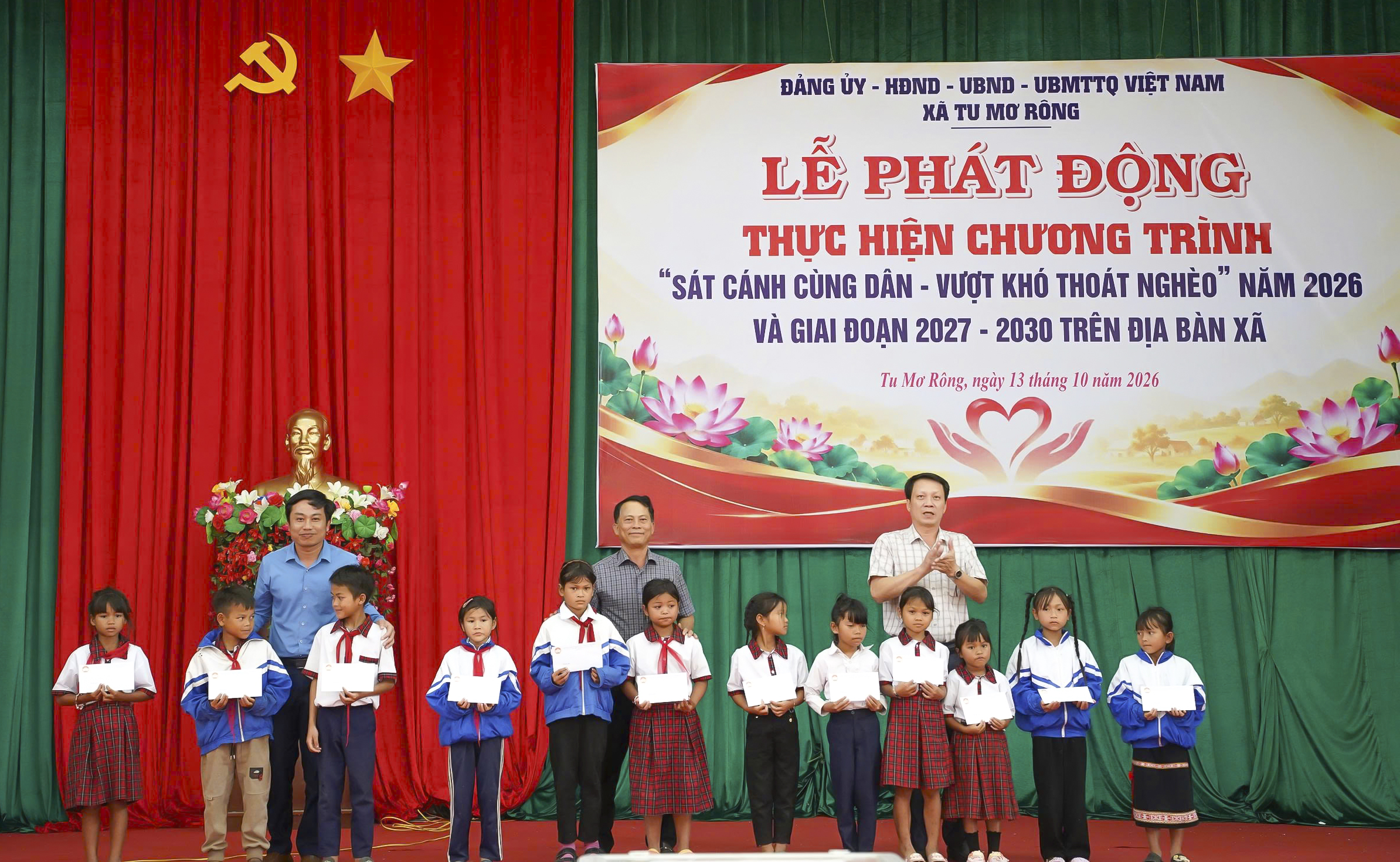 Trao học bổng cho 27 học sinh là con hộ nghèo