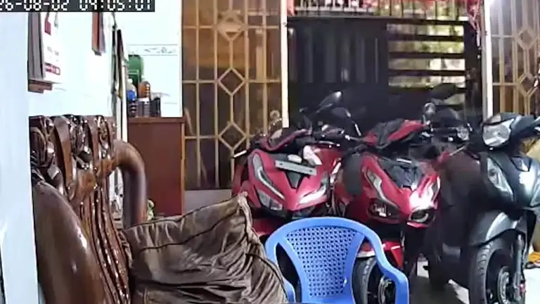 Camera trong một hộ dân ghi cảnh tia lửa bùng lên và tiếng nổ lớn từ căn nhà đối diện.