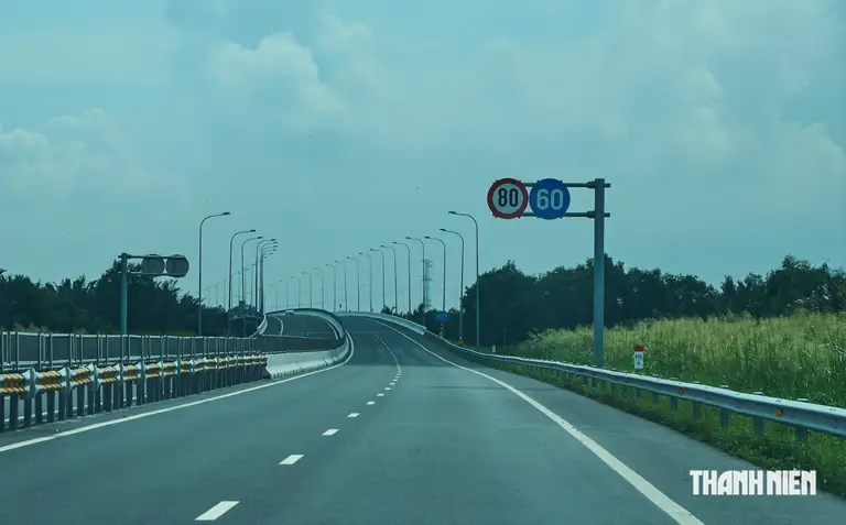 Đoạn từ Km16+600 đến khoảng Km32+450 chỉ cho phép ô tô chạy tối đa 80 km/giờ, tài xế cần chú ý biển báo để giảm tốc kịp thời