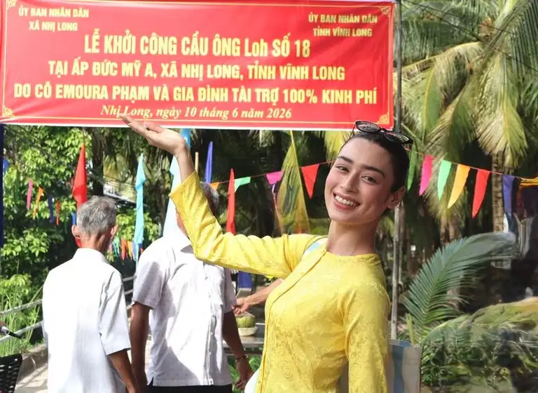 Tại cuộc thi, người đẹp lai gây ấn tượng khi chia sẻ về dự án xây dựng 100 cây cầu dân sinh. Emoura cho biết đến nay gia đình cô đã hoàn thành 18 cây cầu dân sinh tại nhiều địa phương còn gặp khó khăn về hạ tầng giao thông. Mục tiêu của dự án không chỉ dừng lại ở việc xây dựng những cây cầu mới mà còn góp phần tạo điều kiện để người dân đi lại thuận tiện hơn, trẻ em đến trường an toàn hơn và hoạt động giao thương được cải thiện