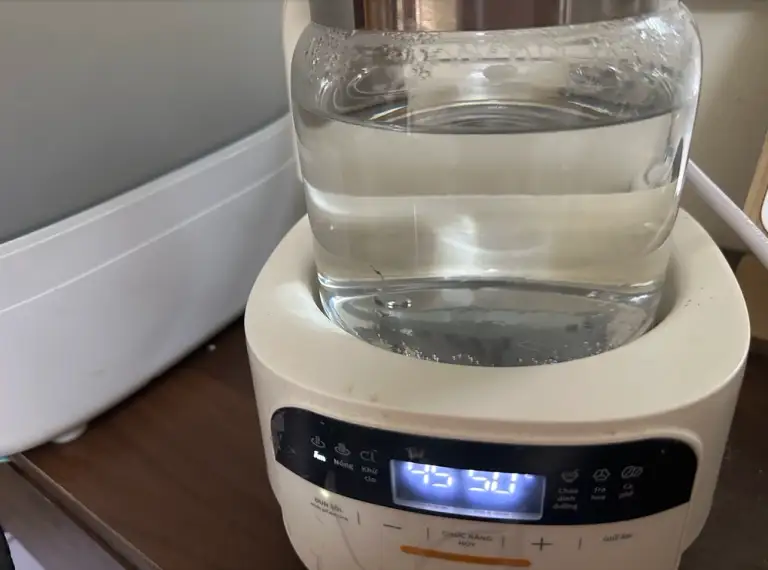 Nhiều người có thói quen uống một cốc nước nóng ngay sau khi thức dậy để thanh lọc cơ thể. Ảnh minh họa: Thùy Linh