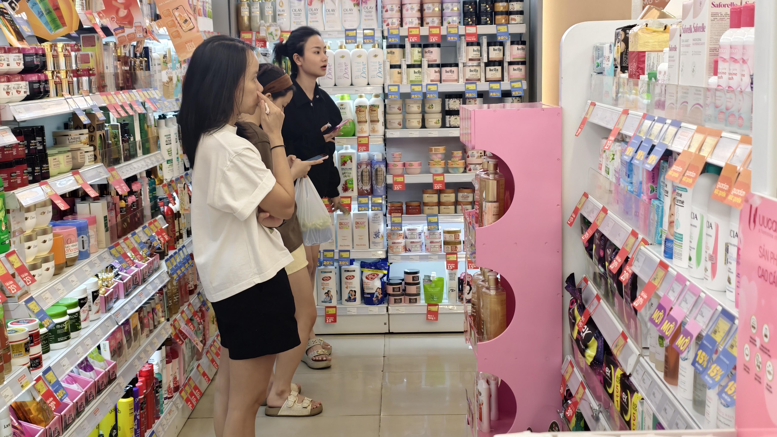 Mỹ phẩm đua giảm giá dịp 20-10, người tiêu dùng có thêm lựa chọn - Ảnh: THY NHUNG