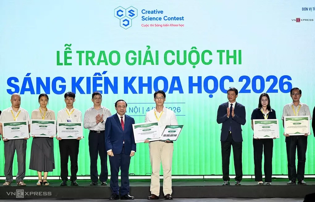 Bộ trưởng Khoa học và Công nghệ Vũ Hải Quân trao giải nhất cuộc thi Sáng kiến khoa học 2026 cho tác giả Châu Khắc Bảo Chương, hôm 4/10. Ảnh: Giang Huy