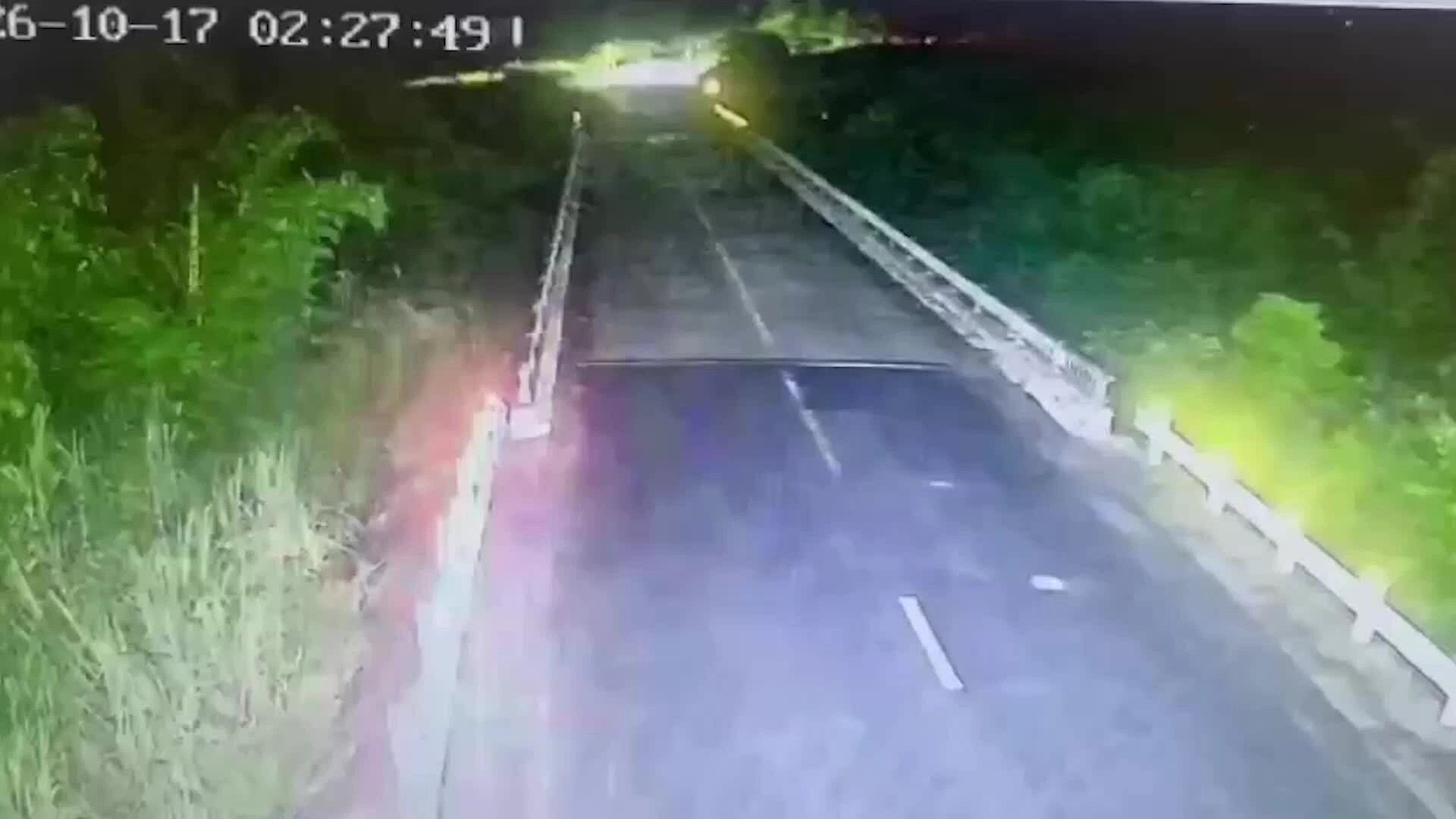 Khoảnh khắc xe đầu kéo gặp nạn tại xã Ealy. Video: Kiều Nhi