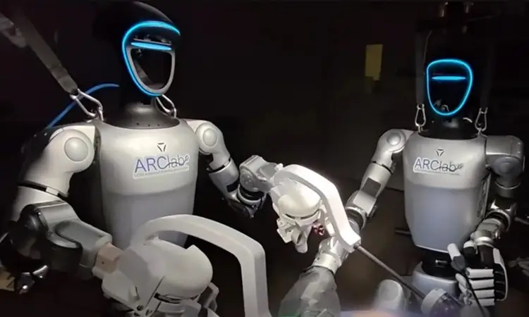 Robot hình người điều khiển từ xa tiến hành phẫu thuật trên động vật có vú lớn không phải linh trưởng. Video: UCSD