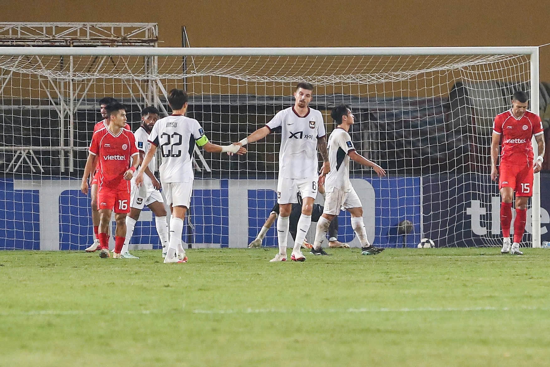 Cầu thủ Thể Công - Viettel thất thần sau trận thua đậm 0-5 trước FC Seoul - Ảnh: MINH ĐỖ